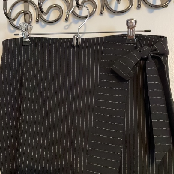 Express black skirt with white pinstripes - Picture 5 of 5